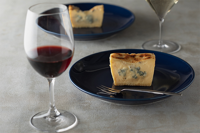 ワインと生ブルーチーズケーキ青の画像