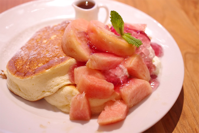 桃とベリージュレのパンケーキの画像