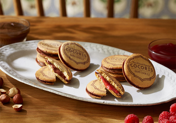 サンドクッキー「ヘーゼルナッツと木苺」の画像