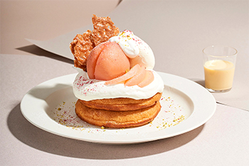 まるごと桃とふんわりフロマージュブランクリームのパンケーキ