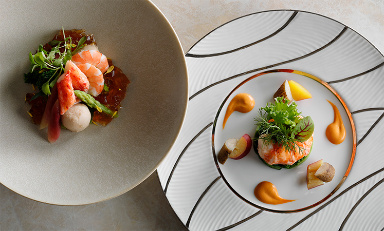 （写真左）タラバ蟹と天使の海老のサラダ仕立て 土佐酢のジュレ　（写真右）オマール海老のソテー 甲殻風味のソース
