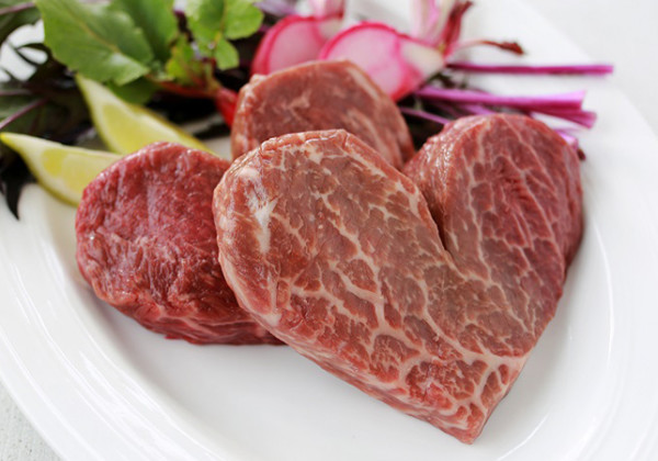 ハート型の国産黒毛和牛のステーキ肉