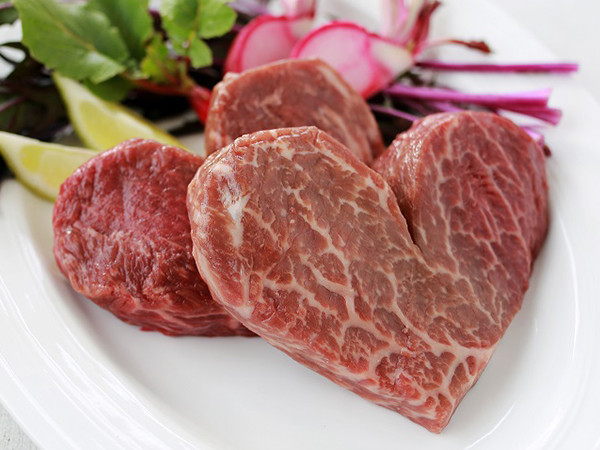 ハート型の国産黒毛和牛のステーキ肉