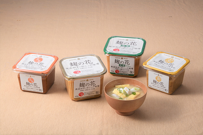 「麹の花 無添加オーガニック味噌」シリーズと商品を使った味噌汁