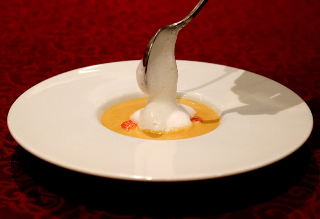 オマール海老の濃厚なスープ“ビスク”カプチーノ仕立て