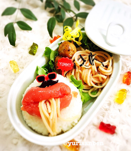 タラコパスタを食べるタラコアート弁当の画像