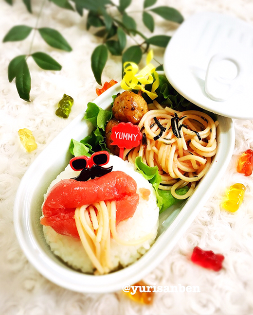 タラコパスタを食べるタラコアート弁当の画像